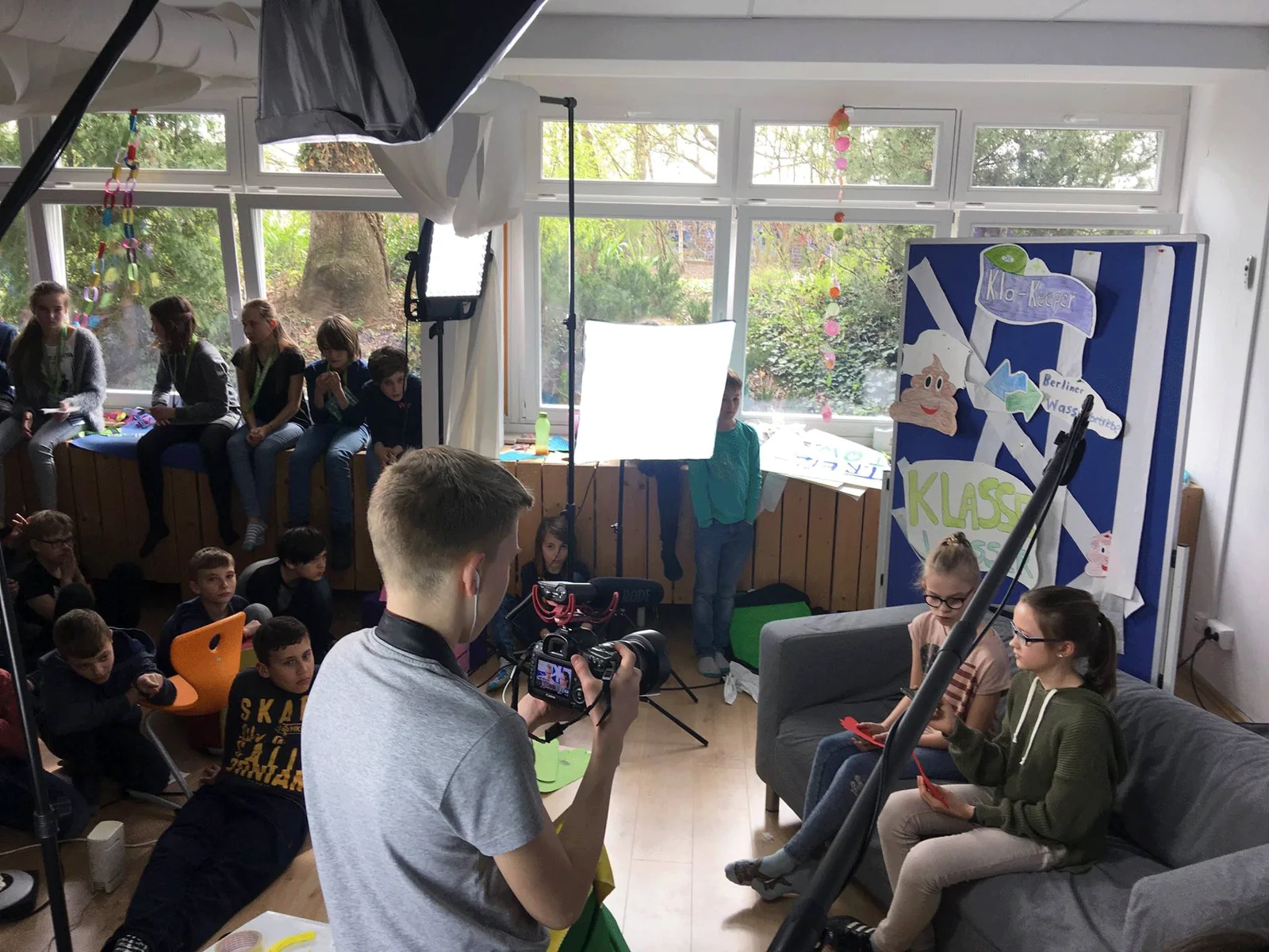 Kinder produzieren gemeinsam einen Film im Klassenraum