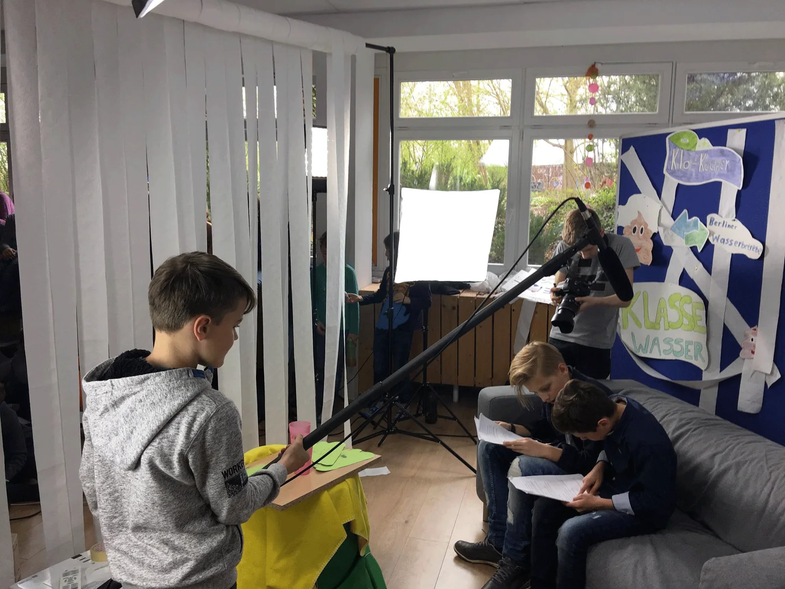 Schülerinnen und Schüler bei einem Projekt