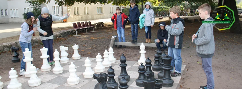 Kinder auf dem Gelände der Schule