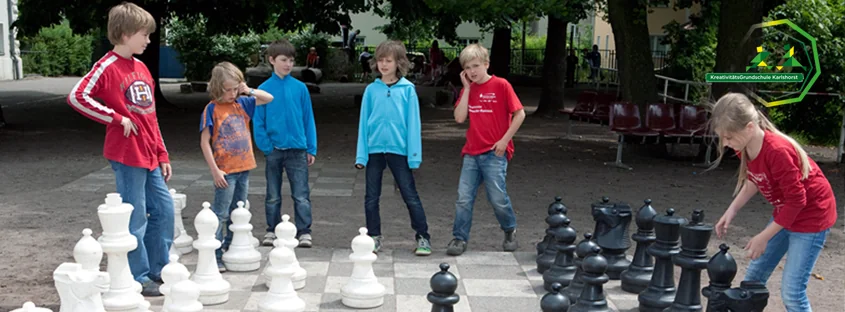 Kinder in Bewegung auf dem Schulhof