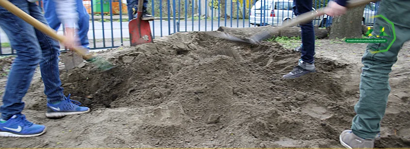 Kinder legen den Schulgarten an